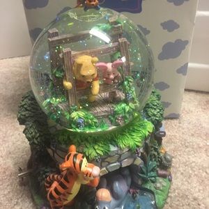 Pooh and friends Snow globe